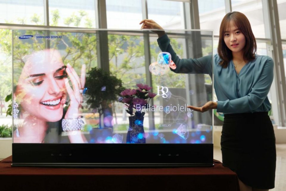 Samsung lancia la TV OLED con display LG