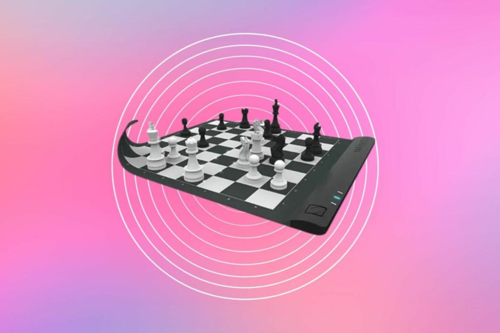 Questa scacchiera intelligente ti consente di giocare online con pezzi reali
