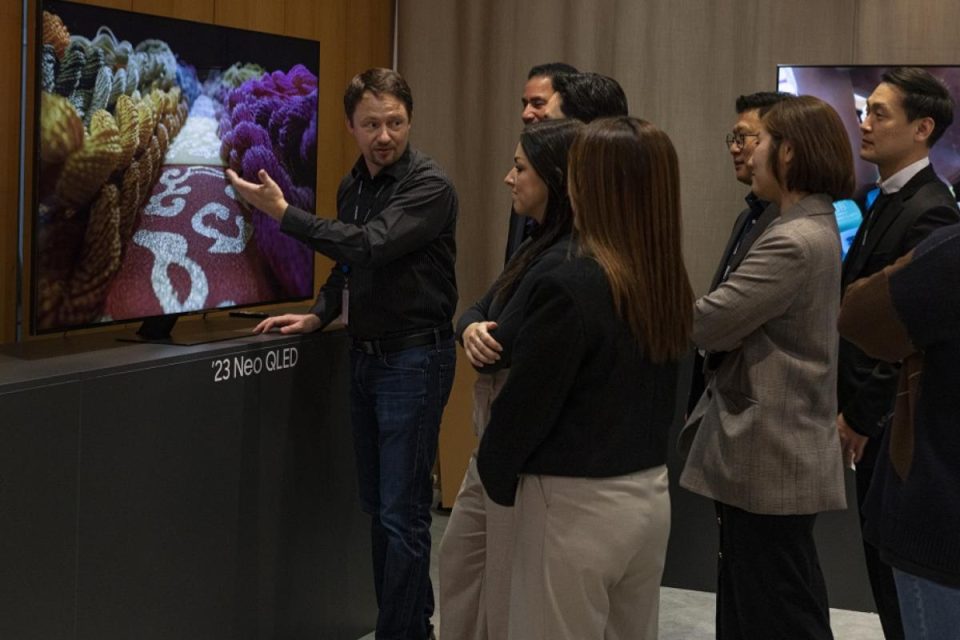 Samsung mette in mostra abilità tecnologiche con Neo QLED, TV OLED e monitor all'European Tech Seminar