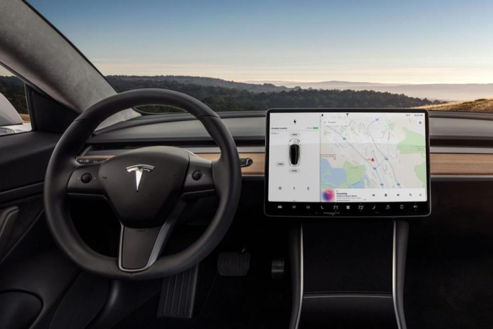 Elon Musk afferma che Tesla potrebbe raggiungere la guida completamente autonoma "entro la fine dell'anno"