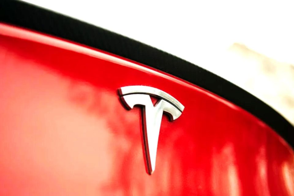 Tesla accusata di sopravvalutare deliberatamente l'autonomia dei veicoli elettrici