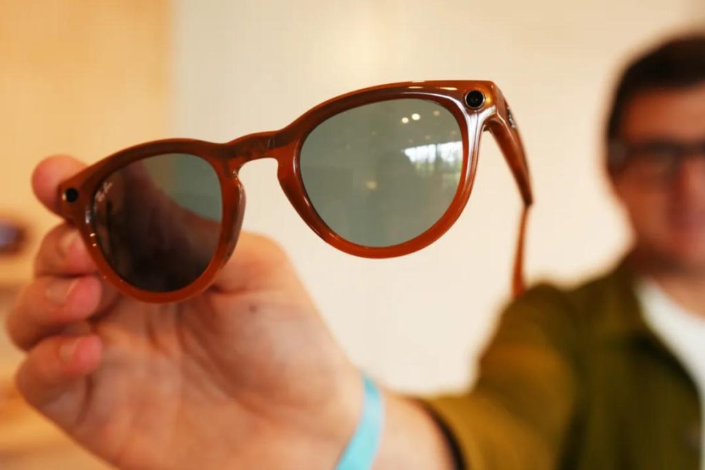 Gli occhiali intelligenti Ray-Ban Meta con intelligenza artificiale sono sempre più vicini
