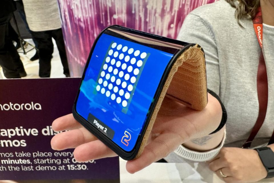 Motorola ha presentato un telefono che diventa un bracciale